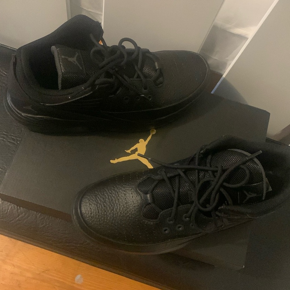 All black Jordan Max Aura 5 size 9 in men’s